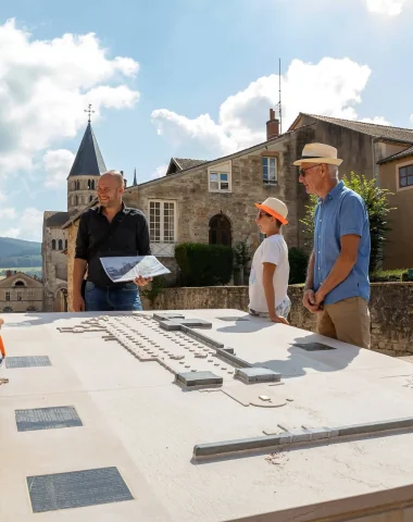 L’Abbaye de Cluny en groupe